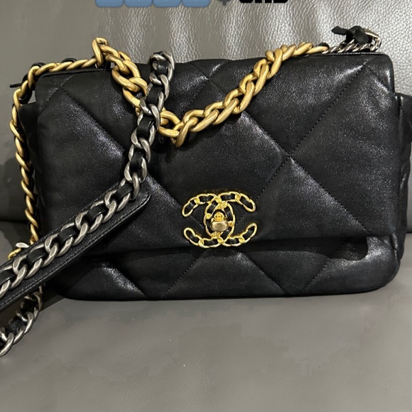 Chanel 19 Small size - Picture 1 of 17